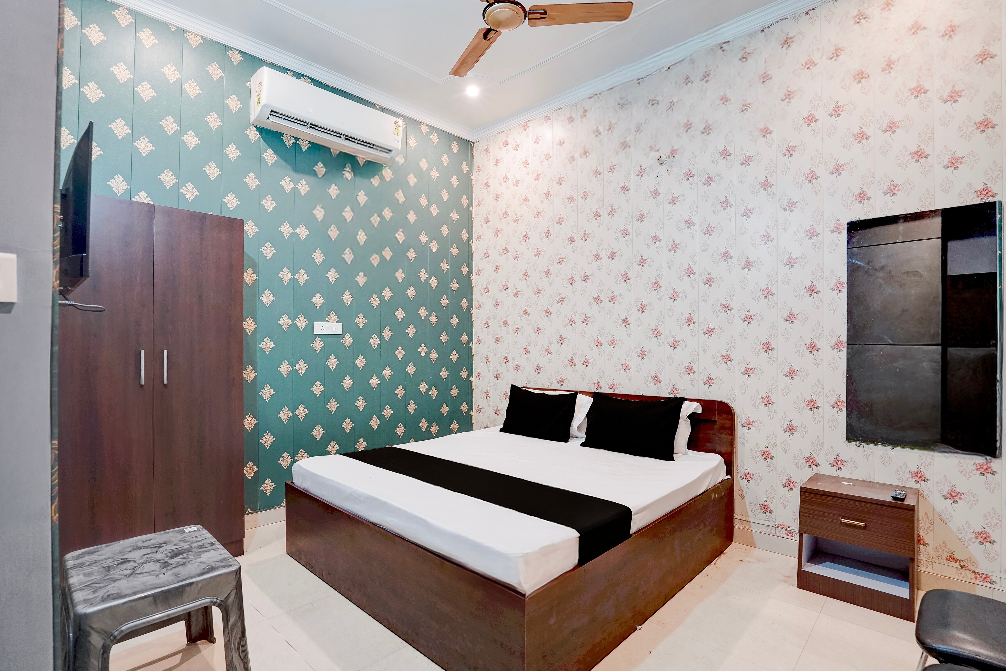 Hotel O PAKWAN HOTELS - Tap to explore photos