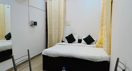 Elite Stay Inn Room Type - Deluxe Room near Patrakarpuram, Gomti Nagar | Clean & Budget Stay