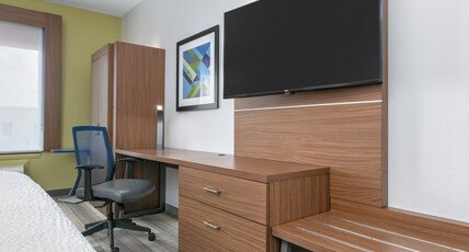 Holiday Inn Express Hotel & Suites Clute-Lake Jackson Room Type - 1 King Bed Standard  Extra Floor Space