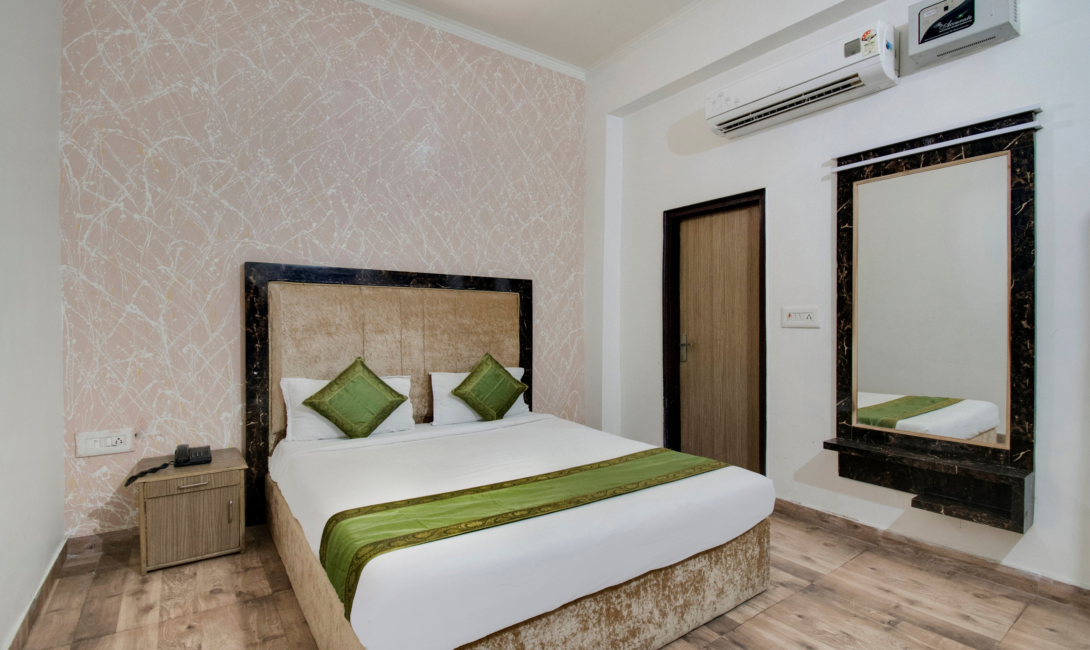 Royale Inn - Tap to explore photos