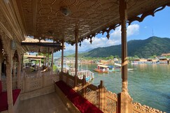 Nazneen Group of Houseboats