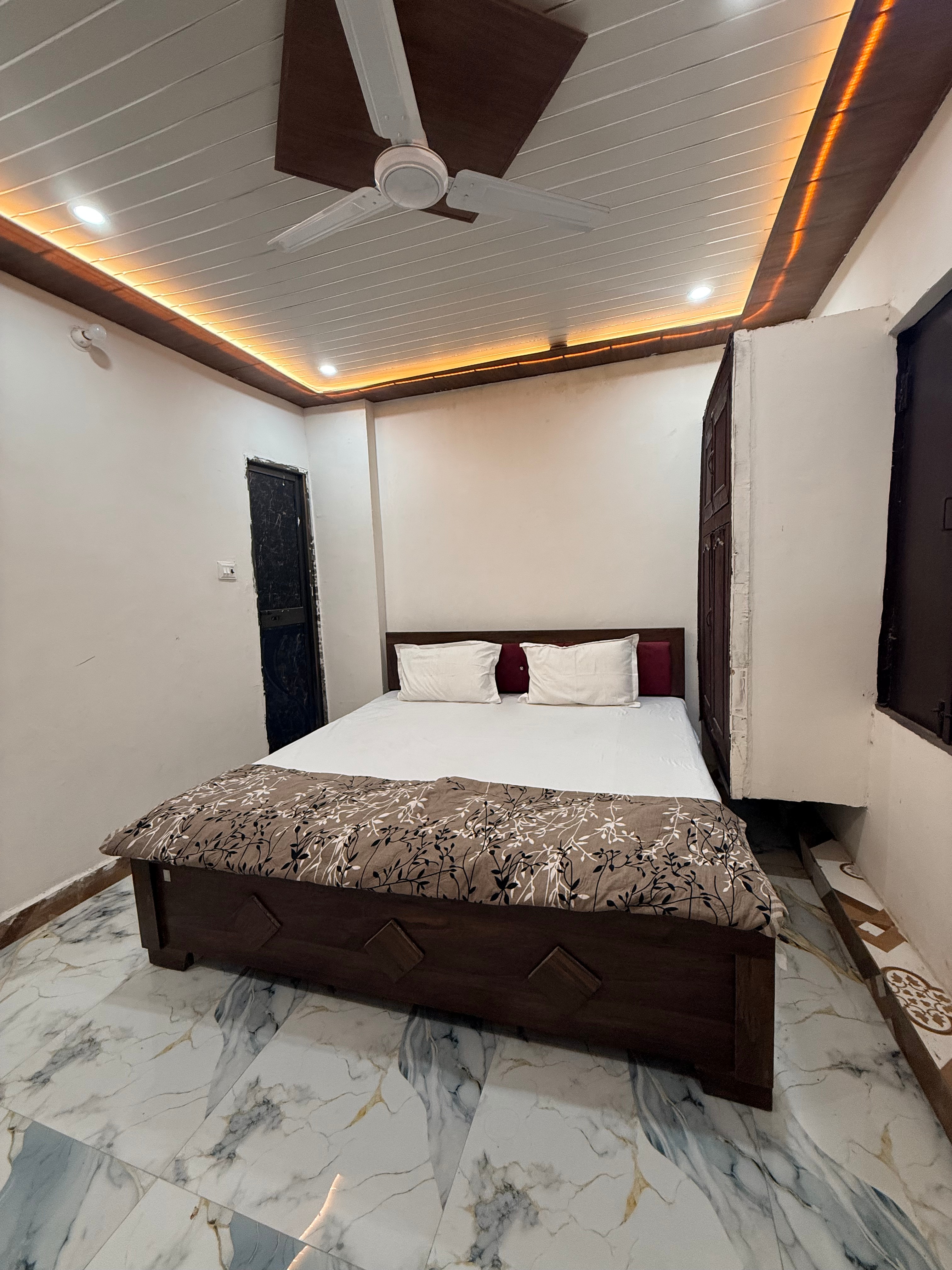 Samriddhi UrbanStay - Tap to explore photos