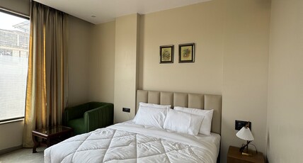 Modern Hotel Restaurant and Bar Room Type - Deluxe Suite with Garden View