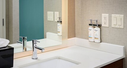 Staybridge Suites NIAGARA-ON-THE-LAKE, an IHG hotel Room Type - 1 Bedroom Suite Mobility Accessible Roll Shower