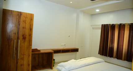Shri Siddhivinayak Hotel Room Type - Deluxe Room