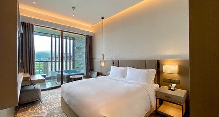 Holiday Inn Resort MAOSHAN HOT-SPRING Room Type - 1 King Bed Suite Lake View