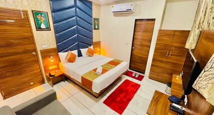 Hotel Avenue Room Type - Deluxe Room with balcony view and bathtub