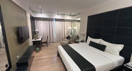 Mirage Hotel, Mumbai International Airport Room Type - Reflection Room with Bathtub