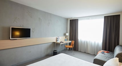 Mercure Valenciennes Centre Room Type - Family privilege room with 1 king size bed and 1 sofa bed for 2 people Mercure Valenciennes Centre Room Type - Family privilege room with 1 king size bed and 1 sofa bed for 2 people