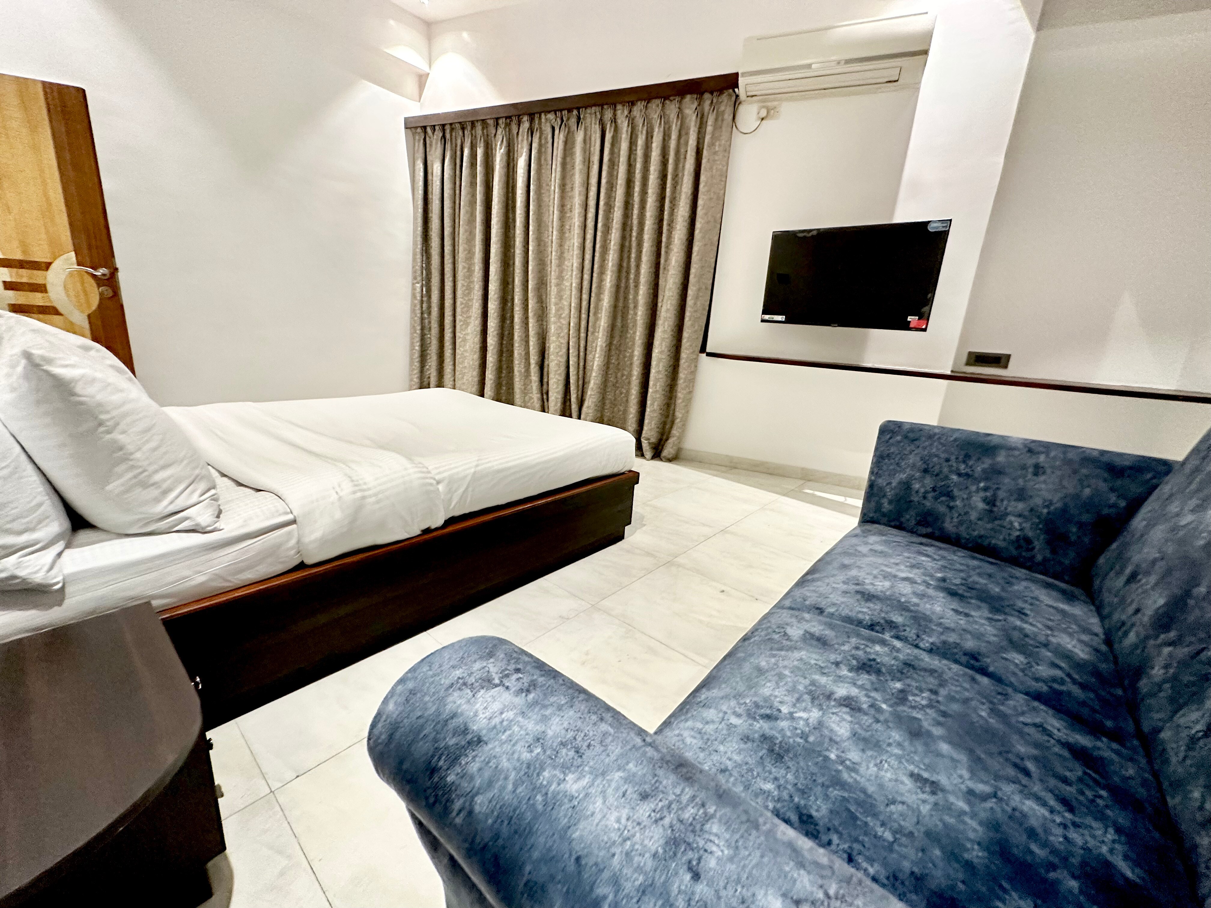 TAKHT - Executive Rooms & Suites - Tap to explore photos