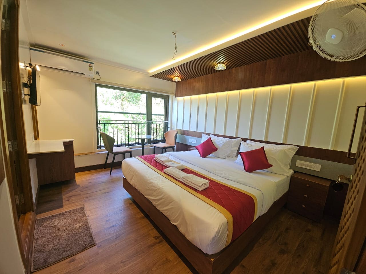 VISTARA BACKWATER CRUISE - Tap to explore photos
