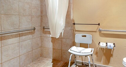 Best Western Ponderosa Lodge Room Type - Accessible - 2 Queen, Mobility Accessible, Communication Assistance, Bathtub, Non-Smoking, Full Brea