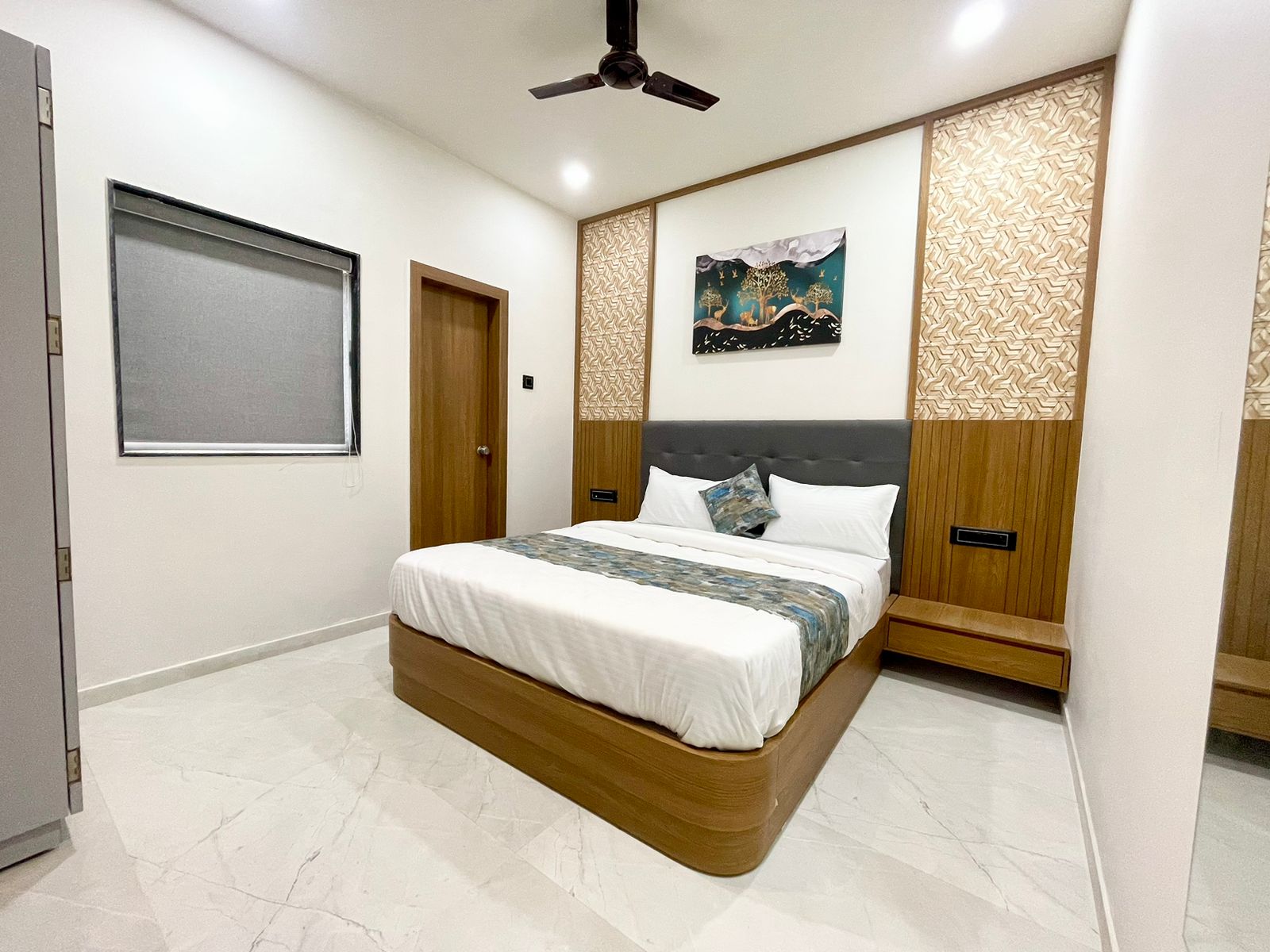 Hotel Royal Elite - Tap to explore photos