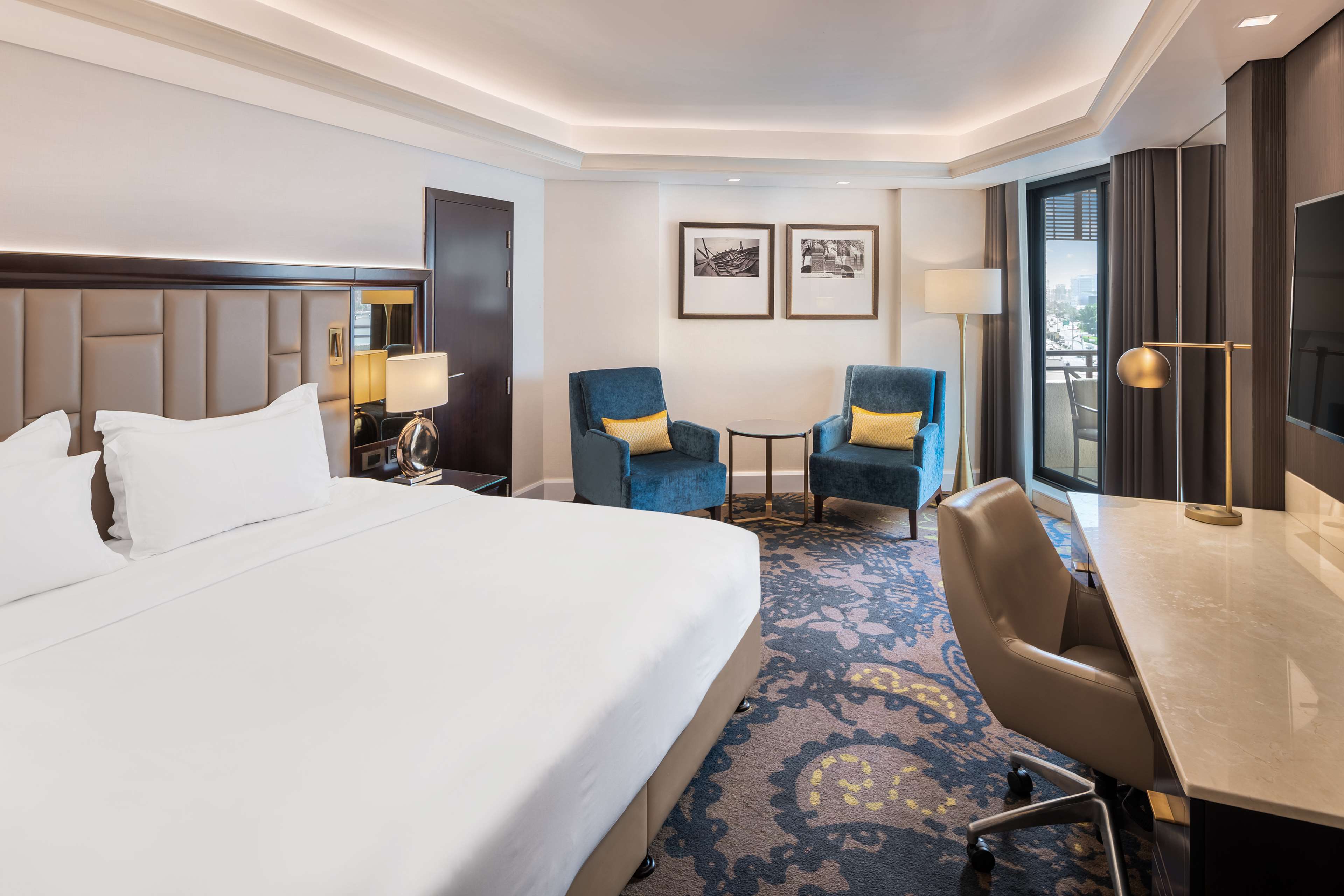 Radisson Blu Hotel, Dubai Deira Creek - Tap to explore photos