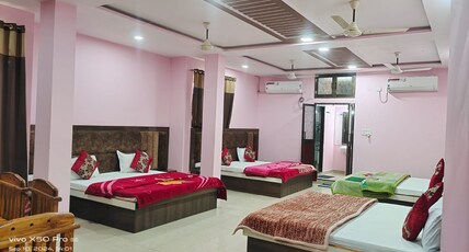 Hotel Yash Palace Room Type - 8 BED AC FAMILY SUITE ROOM ( With Two Washroom)