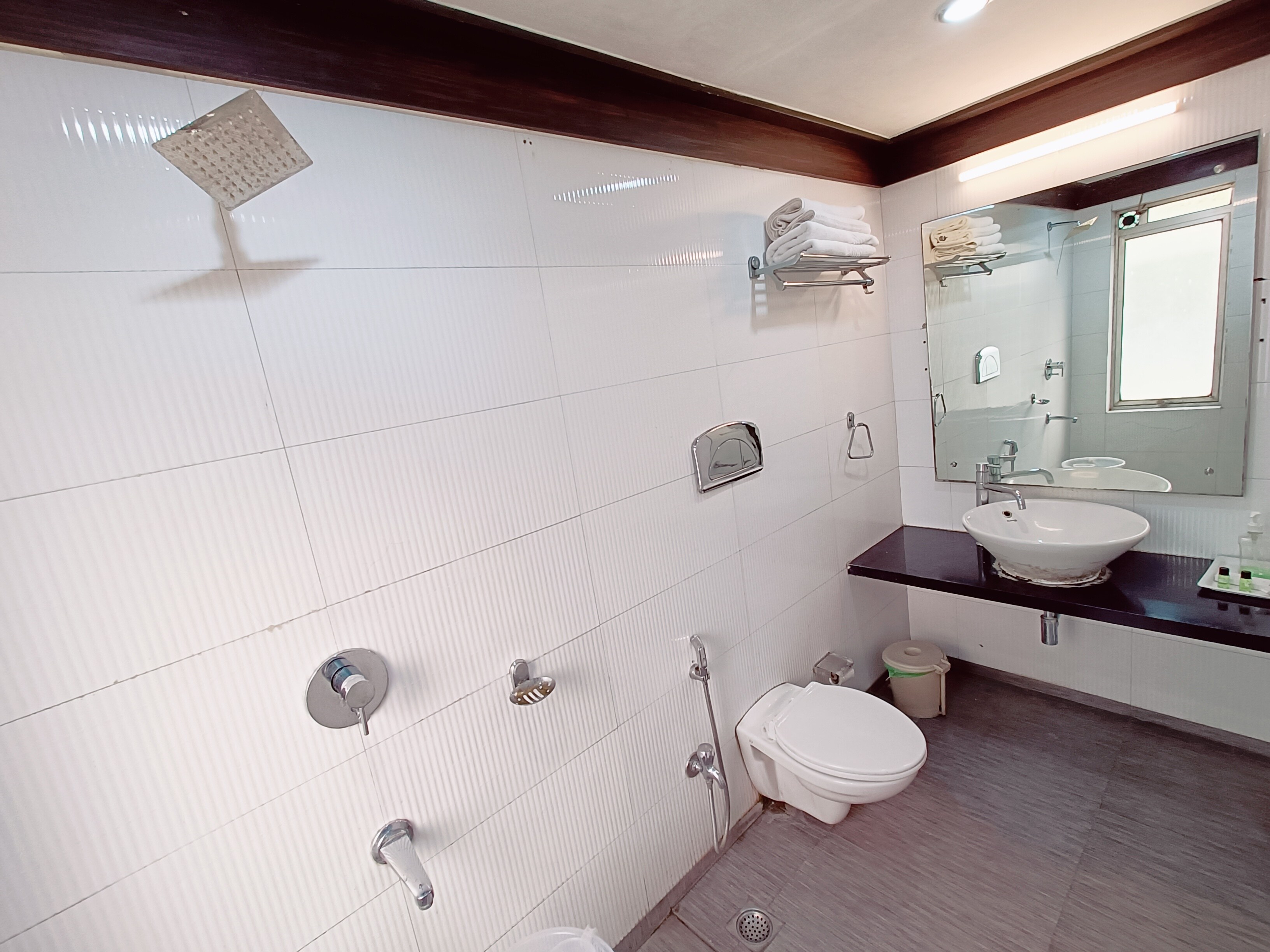 LAKME EXECUTIVE HOTEL - Tap to explore photos