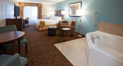 Holiday Inn Express and Suites St. Cloud Room Type - 1 King Bed Suite Jetted Tub