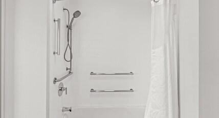 Holiday Inn Express Hotel & Suites Austin - Sunset Valley Room Type - 1 King Bed Standard Mobil Access Tub