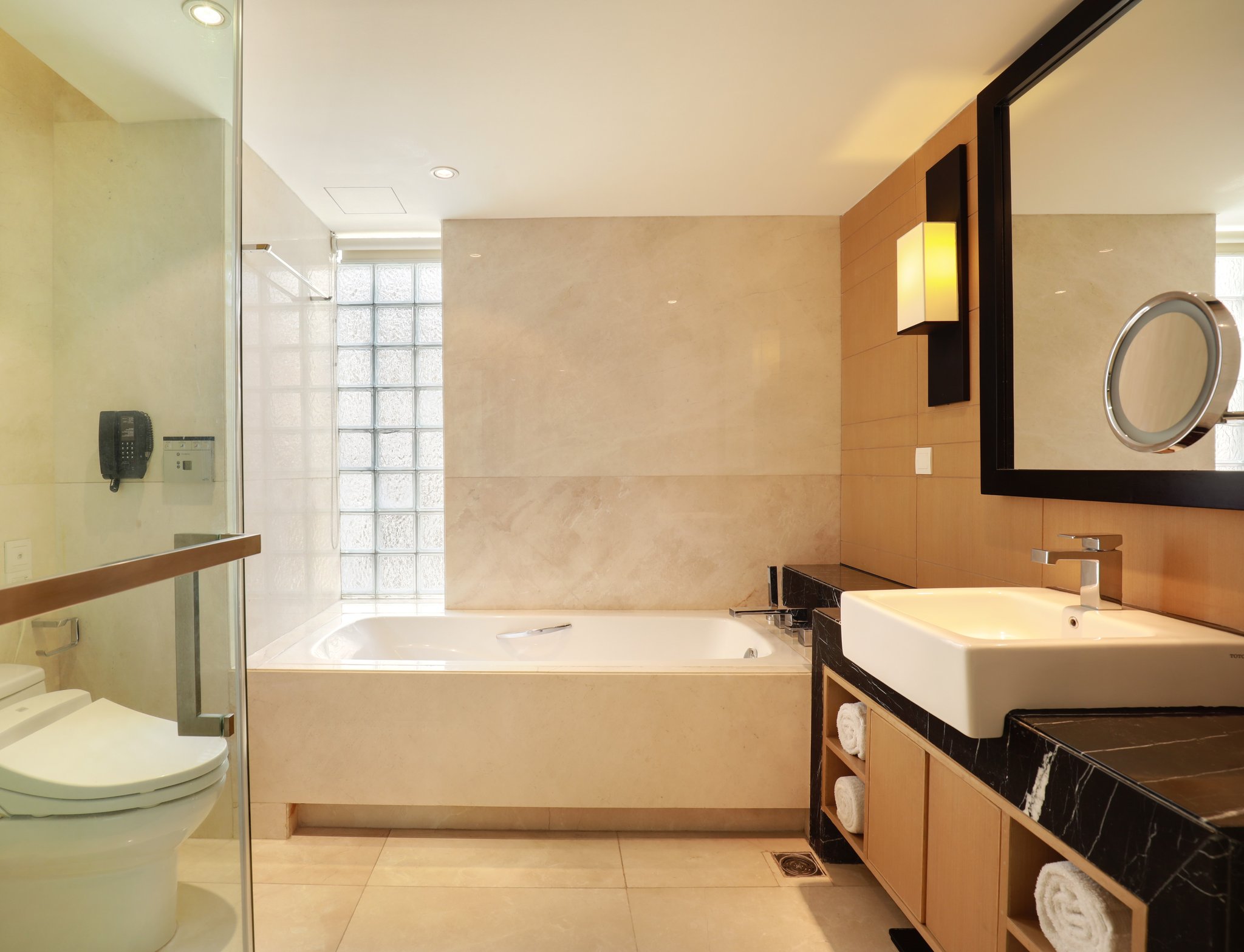 Crowne Plaza DHAKA GULSHAN - Tap to explore photos