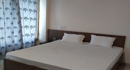 Rudraksh Hotel & Restaurant Room Type - Deluxe Room