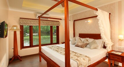 Spice Routes Luxury Cruise Room Type - Clove 3 Bedroom Luxury Houseboat