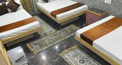 Kaviya Inn Room Type - 5 Bed AC Room