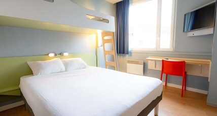 ibis budget Besancon Centre Gare Room Type - Triple Room with a large bed and a bunk bed