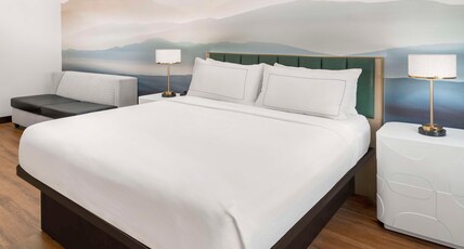 DoubleTree by Hilton Hotel Phoenix - Gilbert Room Type - 1K JR ST MB HR ACC TUB