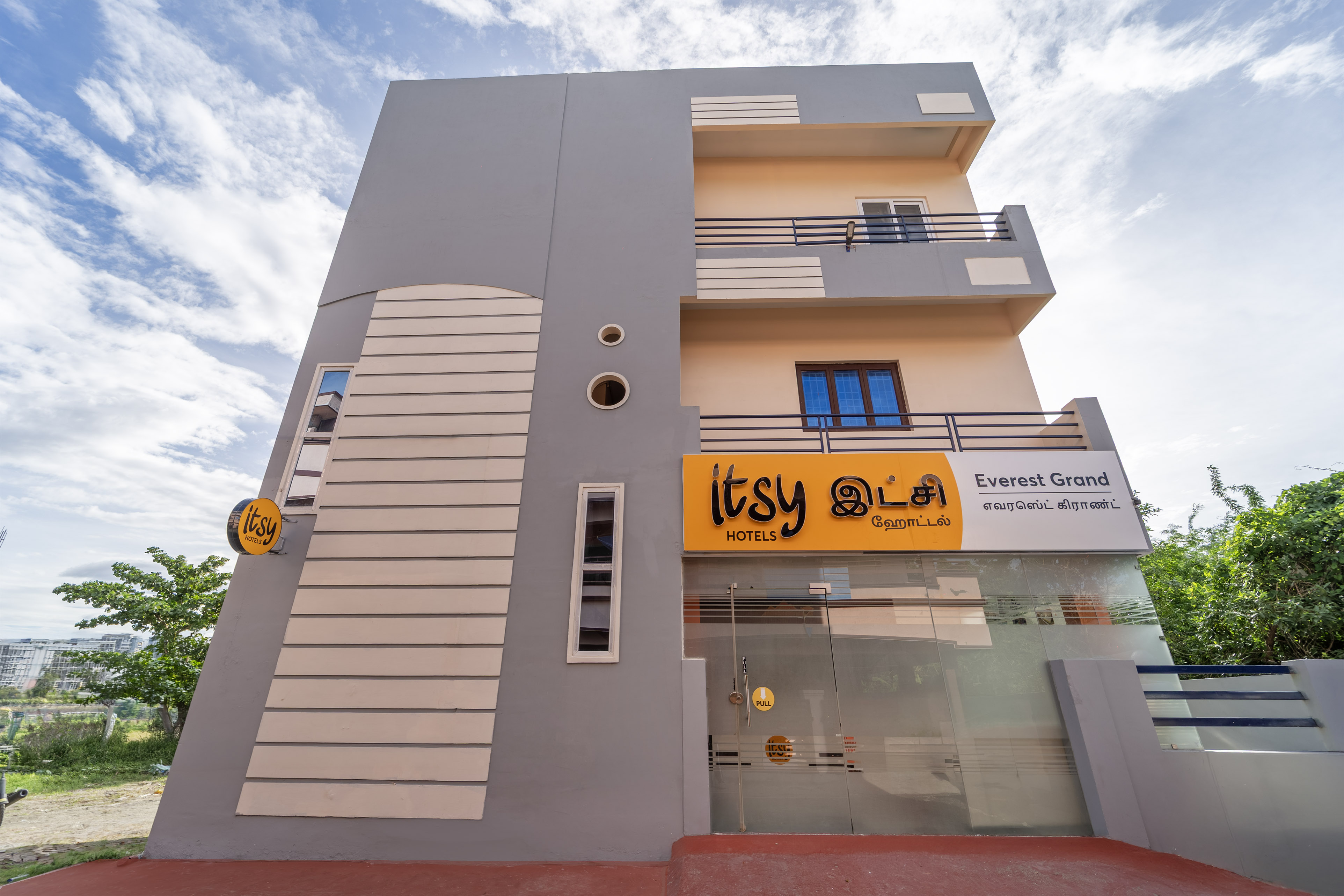 Itsy Hotels Everest Grand - Tap to explore photos