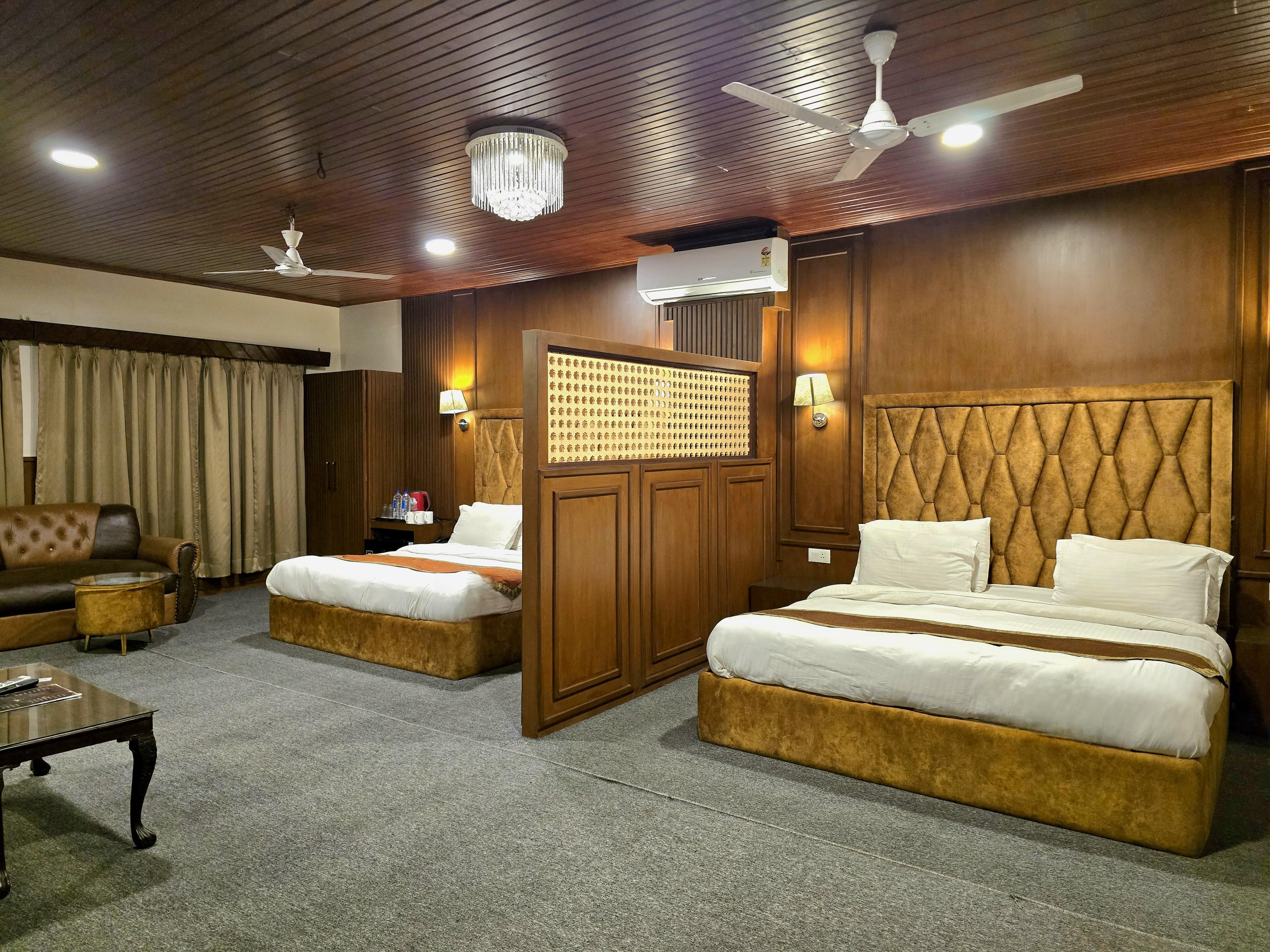 Hotel Walisons (2mins walk to Dal Lake, Kashmir) - Tap to explore photos