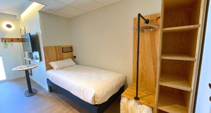 greet hotel Castets Coeur des Landes Room Type - Pop room with double and single bed