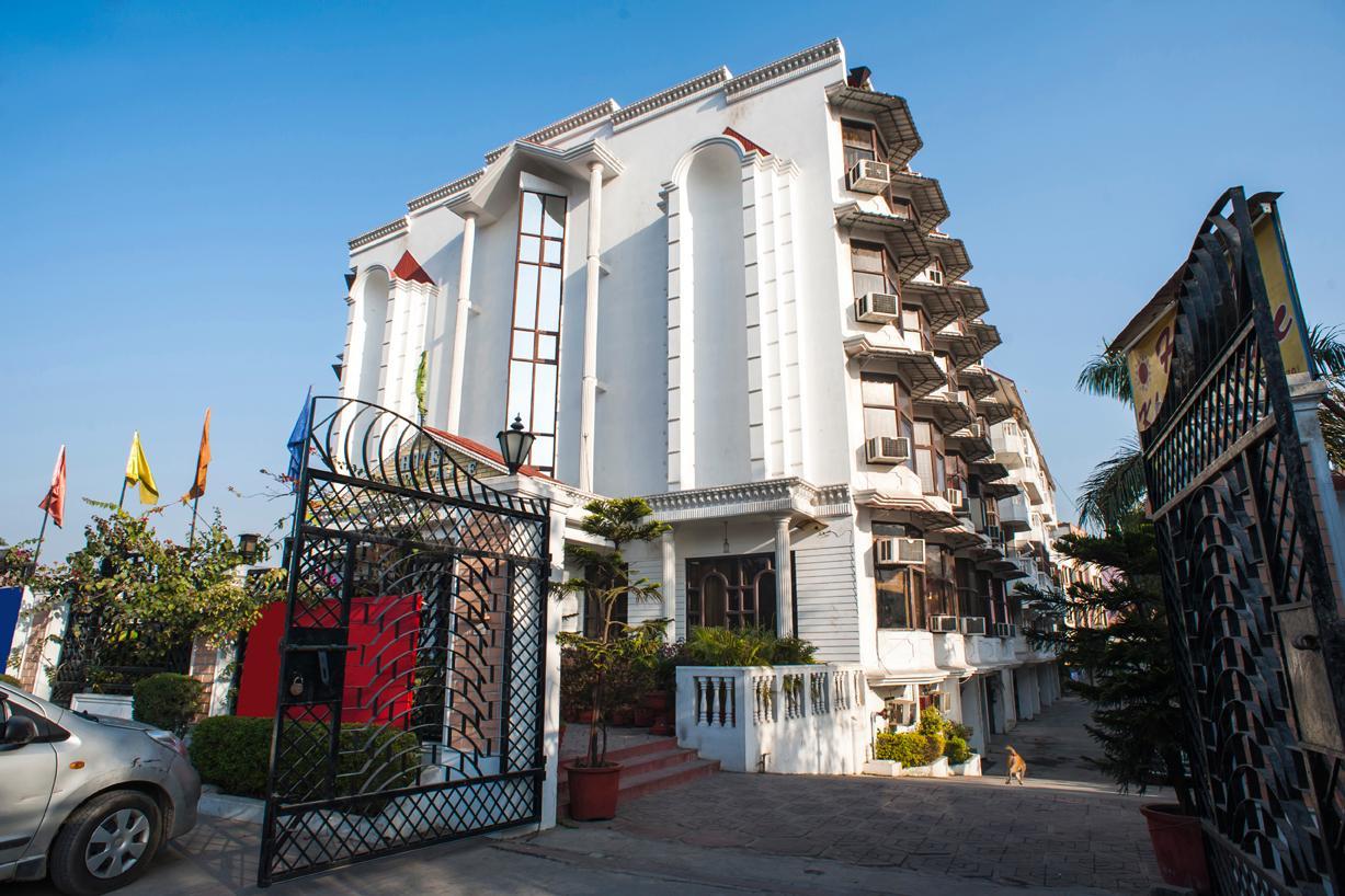 Hotel Khanna Palace - Tap to explore photos