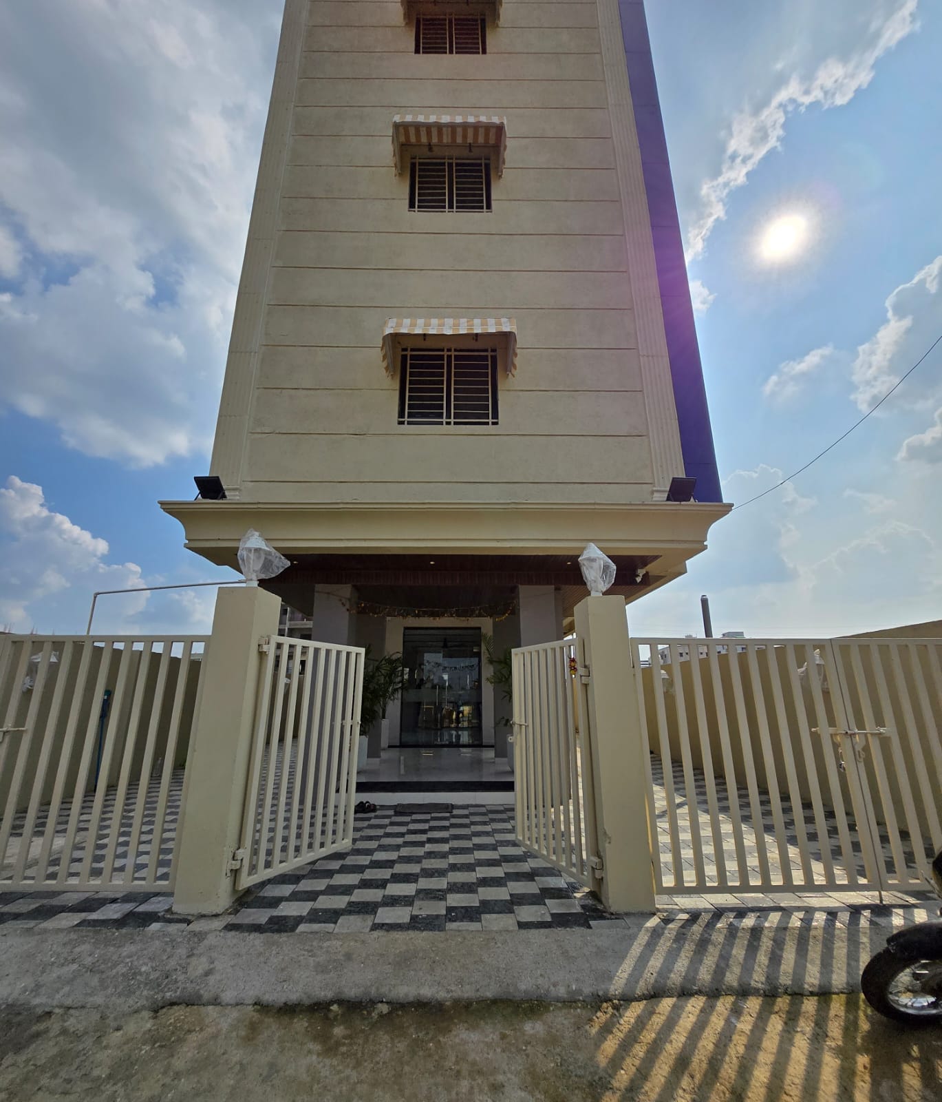 Western Hotel - Tap to explore photos