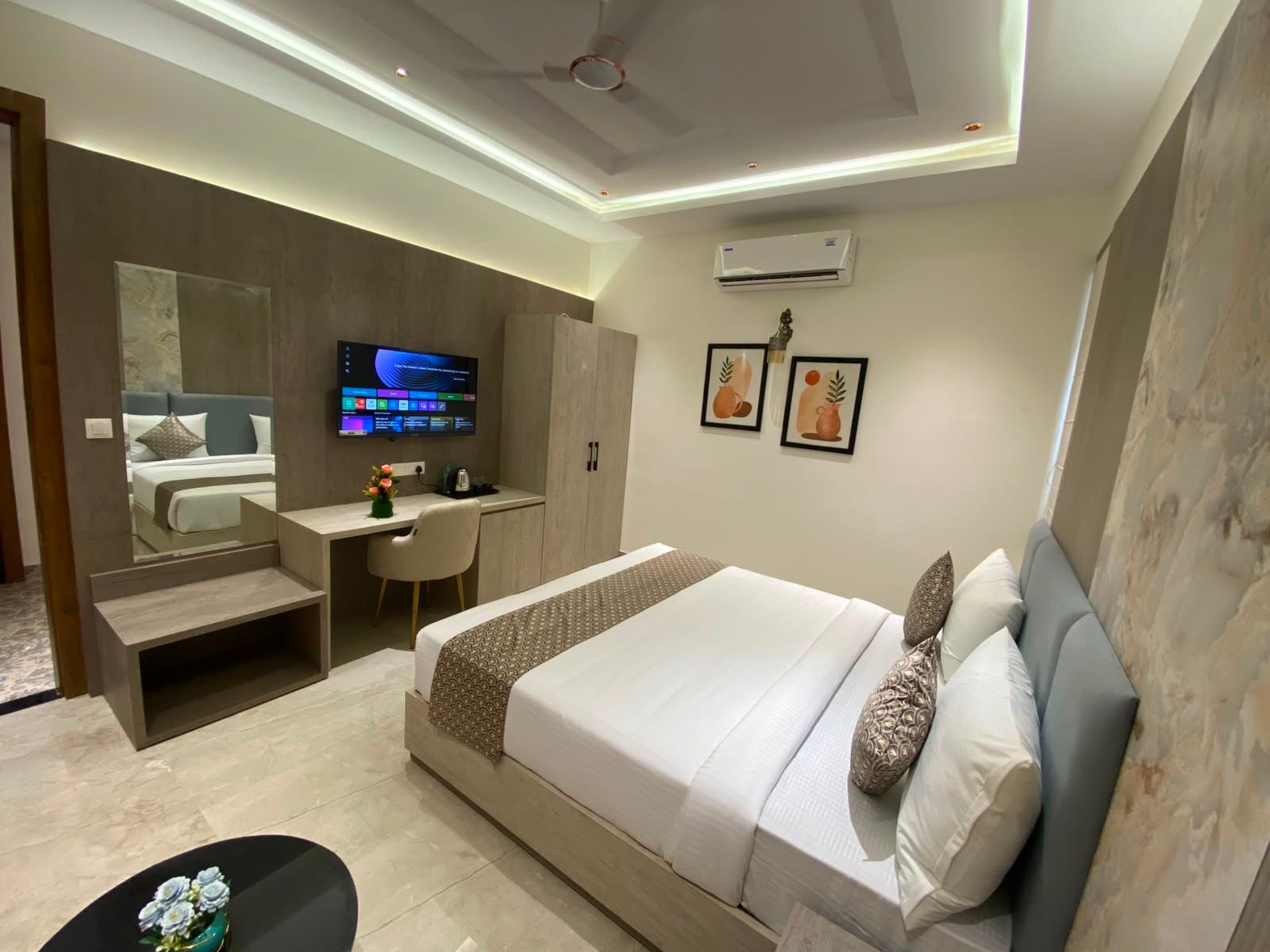 Hotel JJM Palace - Tap to explore photos