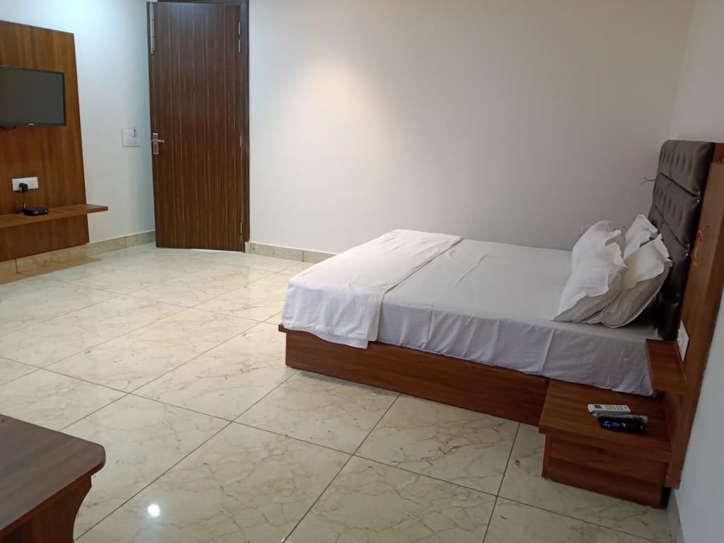 Hotel Starlite - Tap to explore photos