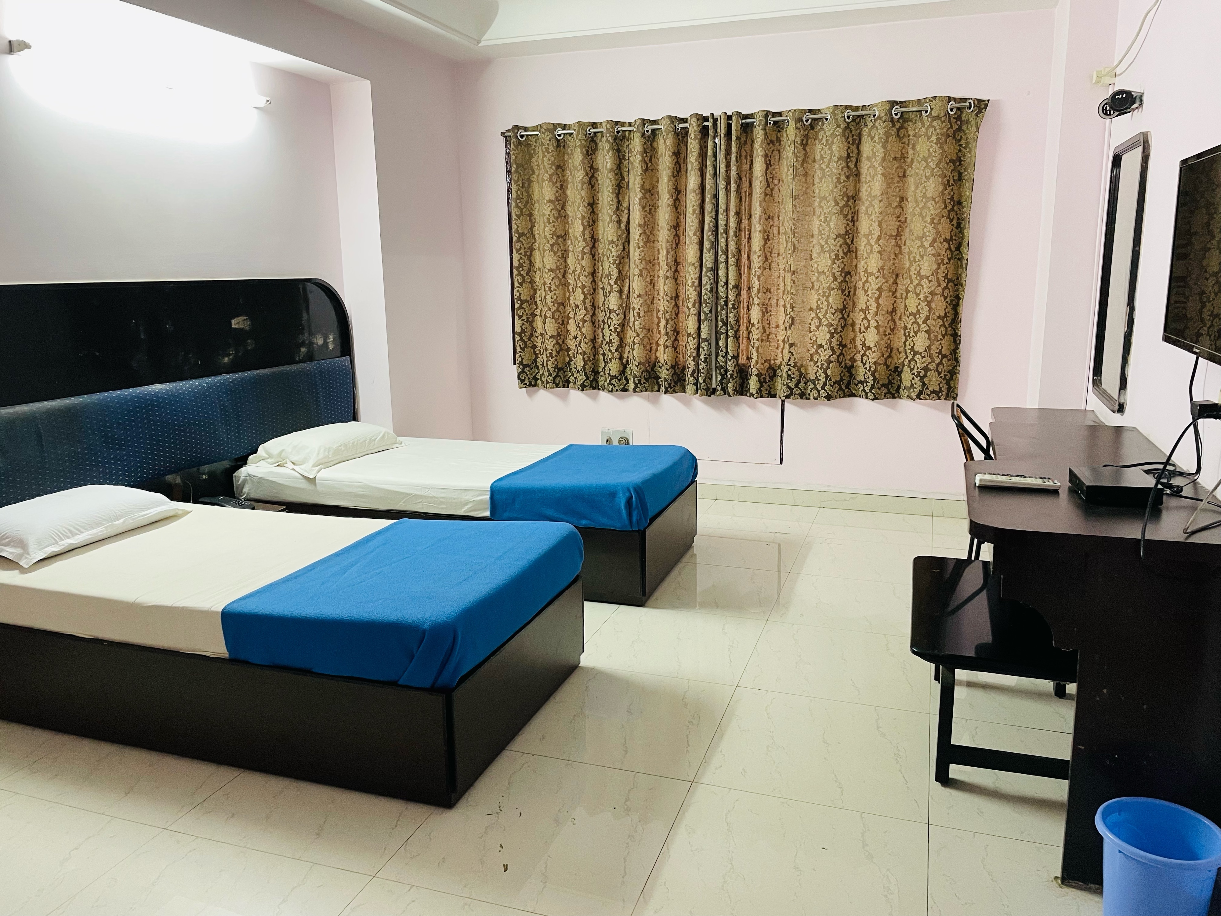Hotel Rathna Palace - Tap to explore photos