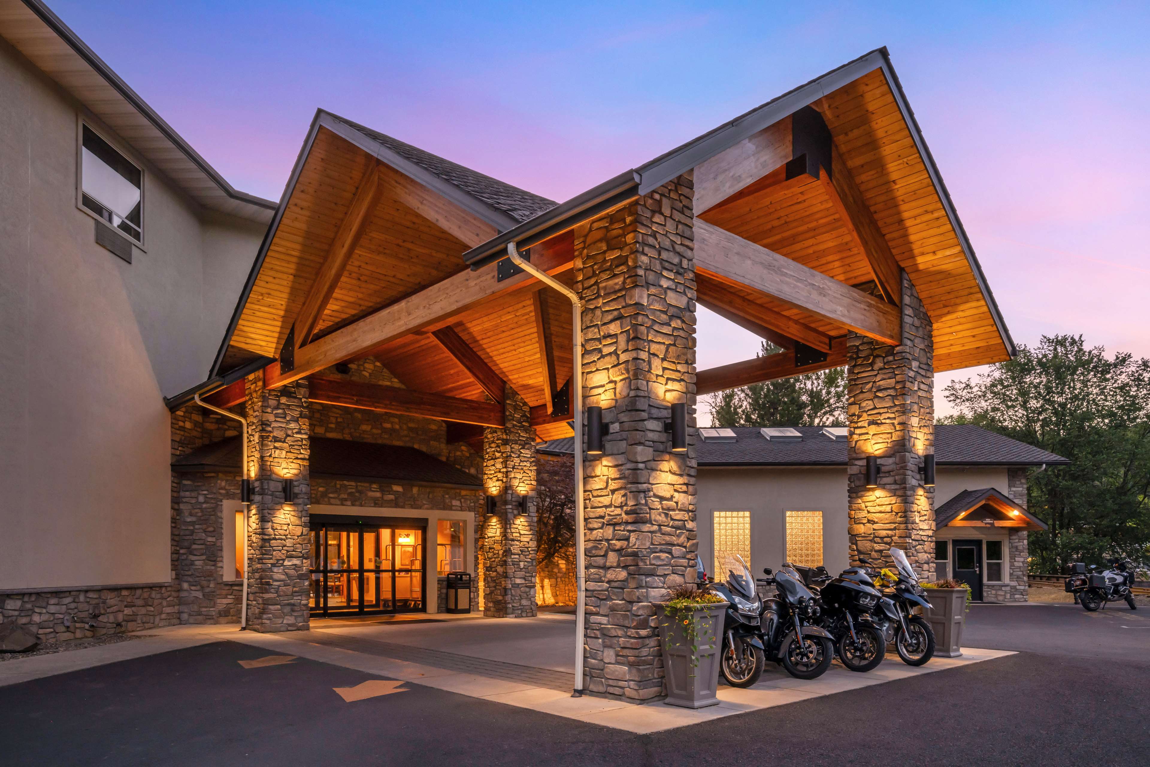 Best Western Lodge at River's Edge - Tap to explore photos