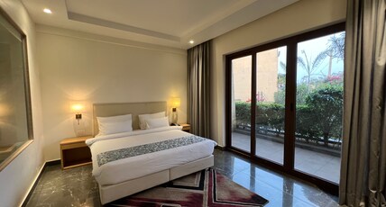 Parklane Resort Room Type - Twin Room with Bathtub - Pool View