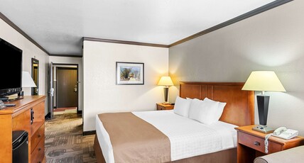 Best Western Apache Junction Inn Room Type - Accessible - 1 King, Mobility Accessible, Communication Assistance, Walk In Shower, Non-Smoking, Ful Best Western Apache Junction Inn Room Type - Accessible - 1 King, Mobility Accessible, Communication Assistance, Walk In Shower, Non-Smoking, Ful