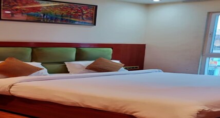 The Ramesh Palace Room Type - Deluxe Room With AC and Ensuite Bathroom & Fresh Towel