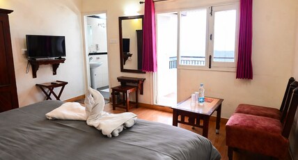 Hotel The Royale Oaks 5 min. level Walk to Mall Road Room Type - Premium Heritage Room with balcony