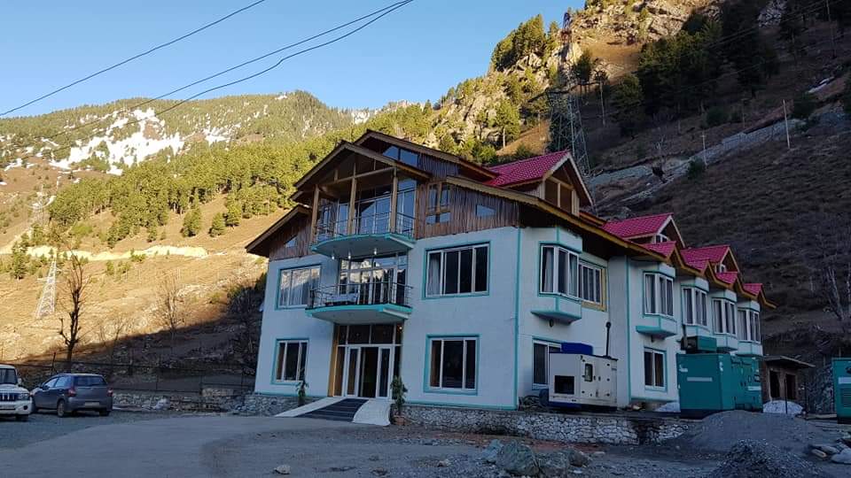 SNOW HEIGHTS - Tap to explore photos