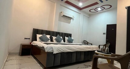 SHRI HARSHAN KRIPA GUEST HOUSE Room Type - King Bed Luxury Room SHRI HARSHAN KRIPA GUEST HOUSE Room Type - King Bed Luxury Room