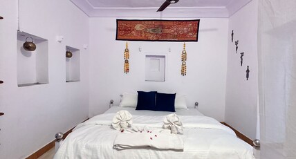 KOTA KUNJ HERITAGE Room Type - Deluxe Lake View Queen Room