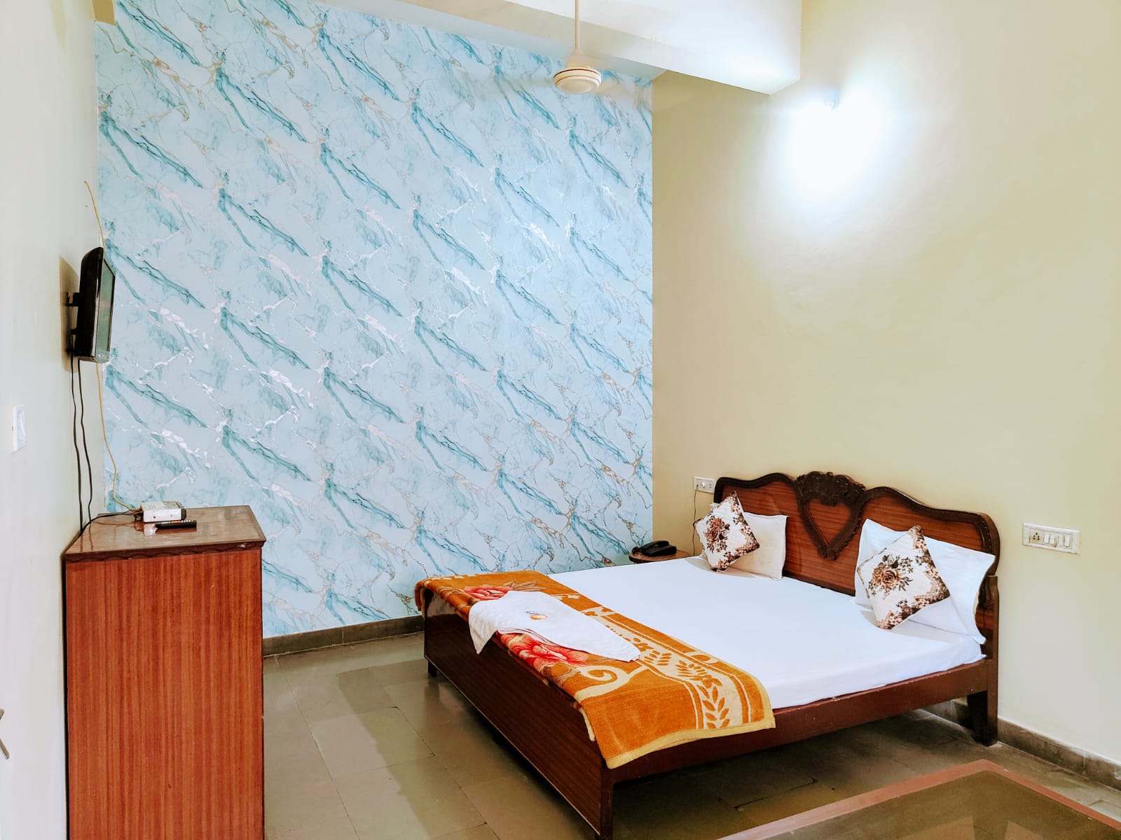 Hotel Kanha Palace - Tap to explore photos