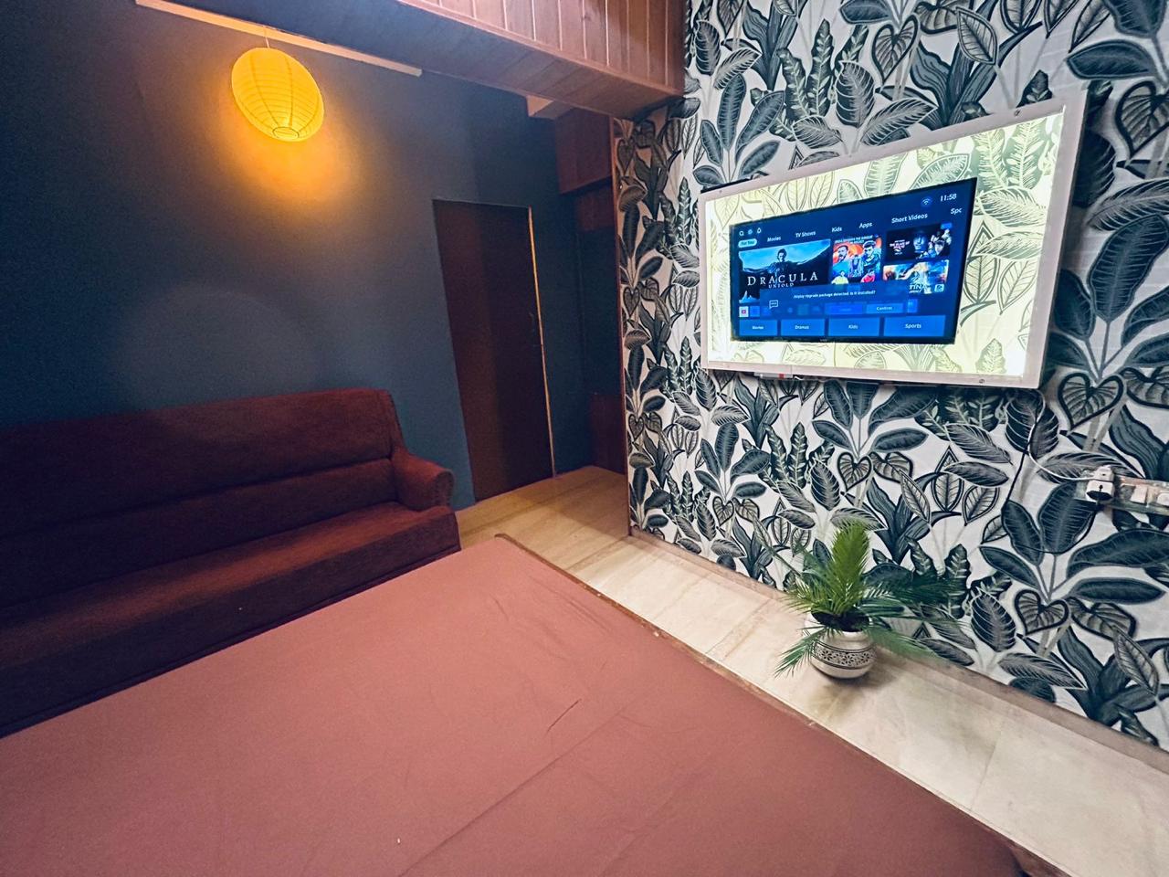 4 BHK Shared Apartment in Versova - Tap to explore photos