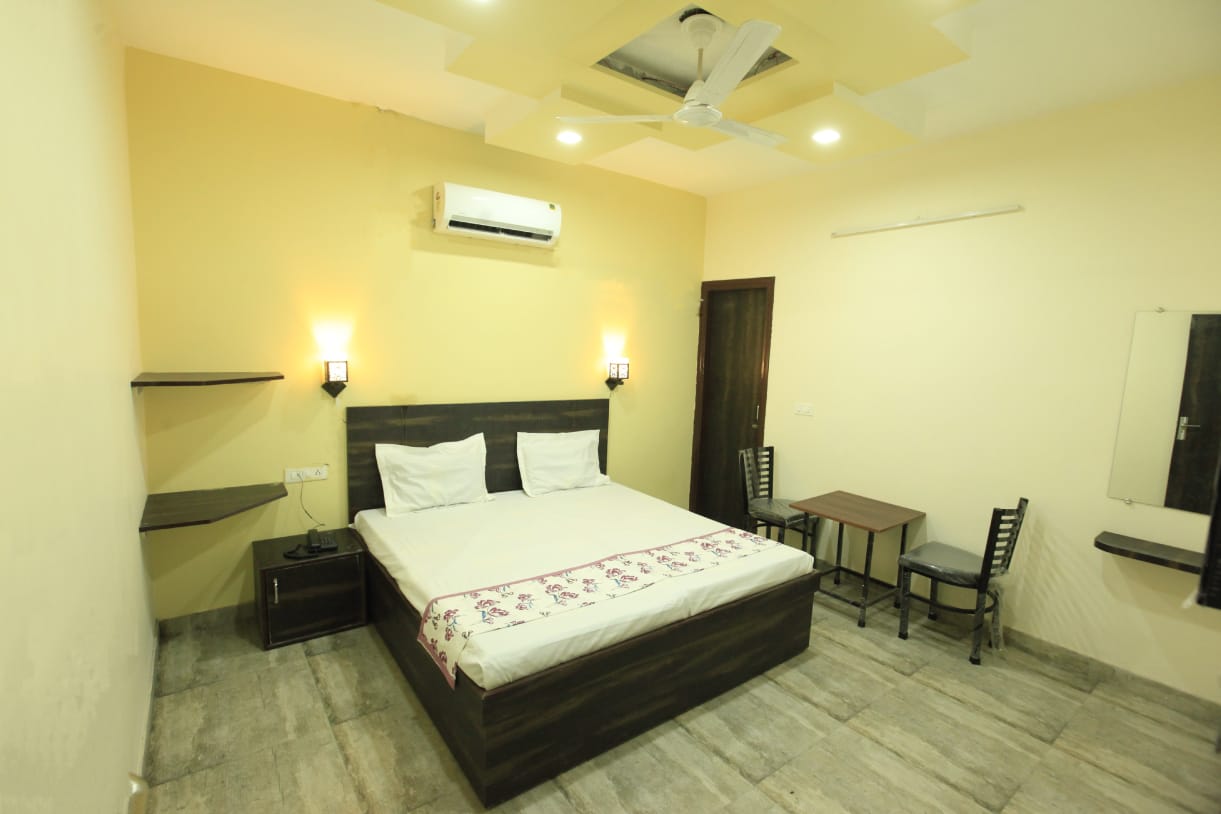 Hotel Syal Inn - Tap to explore photos