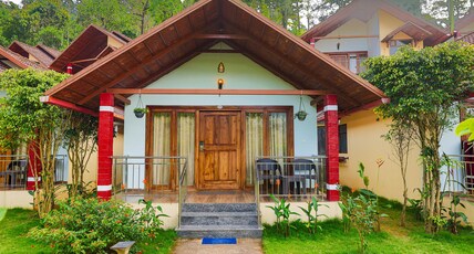 Hill Crest Resort - Coorg Room Type - Deluxe Cottage with Verandah, Bathtub