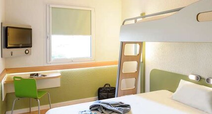 IBIS BUDGET BORDEAUX CENTRE Room Type - TRIPLE - Room with a large bed and a bunk bed