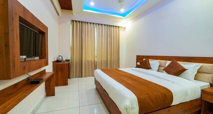 Hotel Divine Residency by VARSHRI Room Type - Deluxe Room